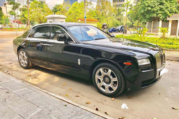 Mới đây, một chiếc xe siêu sang Rolls-Royce Ghost Series I bất ngờ được chủ nhân Hà Nội rao bán lại trên một trang mua bán xe. Chiếc xe này được nhập khẩu bởi doanh nghiệp tư nhân, đã từng đổi chủ trước khi rao bán. Về ngoại thất, xe vẫn còn khá đẹp cùng nhiều chi tiết nguyên bản.