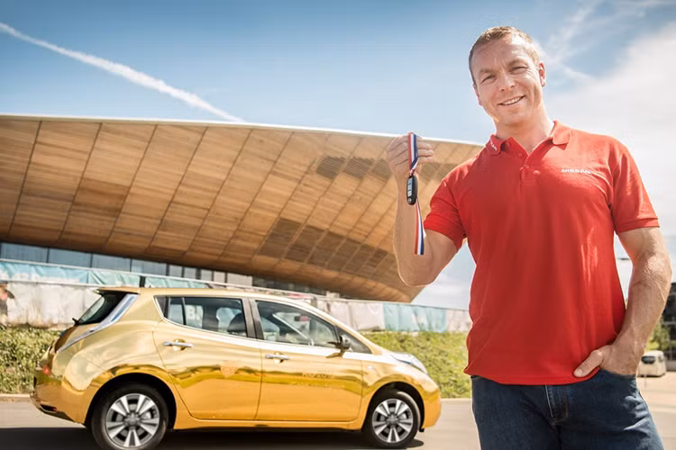 Với mỗi lần đạp phanh, hệ thống tái tạo năng lượng sẽ tích trữ năng lượng vào ắc quy trên xe giúp tăng thêm quãng đường di chuyển. Mức giá dành cho Nissan Leaf tại thị trường Châu Âu có giá từ 29.000 USD, tuy nhiên phiên bản mạ vàng thiết kế đặc biệt này sẽ rất khó đoán.