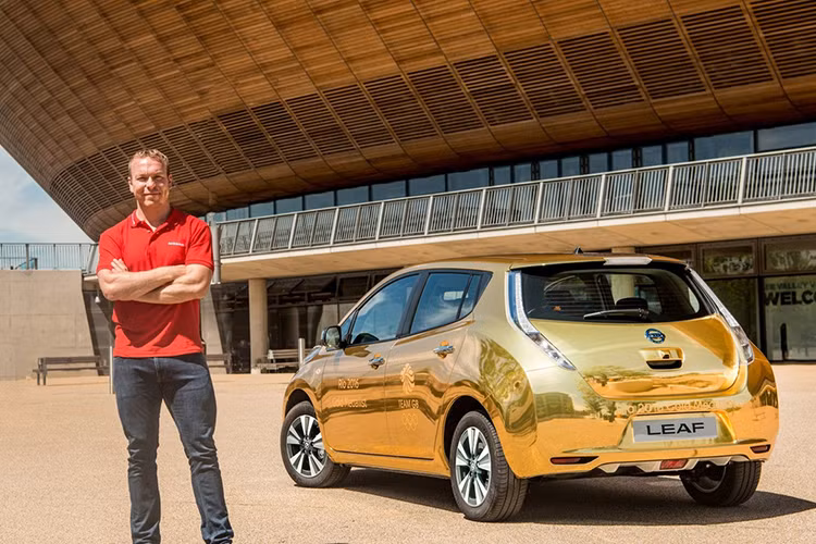 Xe điện Nissan Leap có kích thước tổng thể dài x rộng x cao tương ứng 4.445 x 1.770 x 1.550 mm, chiều dài cơ sở 2.700 mm. Ngoại thất xe được trang bị hệ thống đèn pha bi-xenon, gương chiếu hậu chỉnh điện, gập điện tích hợp đèn báo rẽ, lazang hợp kim 16''.