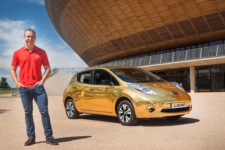 Mẫu xe chạy điện Leaf được hãng xe Nissan mạ vàng cho phần ngoại thất trông khá sang chảnh. Xe sở hữu thân bằng hợp kim nhôm nhẹ kết hợp cùng thiết kế kiểu dáng xe có hệ số cản khí động học thấp giúp xe vận hành tiêu tốn ít năng lượng hơn.