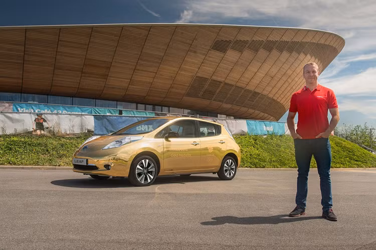 Nissan Leaf là mẫu xe chạy hoàn toàn bằng điện được trang bị động cơ điện có công suất 110 mã lực và mô-men xoắn 280 Nm. Với động cơ điện này, xe có thể đi được quãng đường 160 Km cho mỗi lần sạc đầy sau 3 giờ với nguồn điện 220V dân dụng và bộ dây sạc 6,6kW trang bị trên xe.