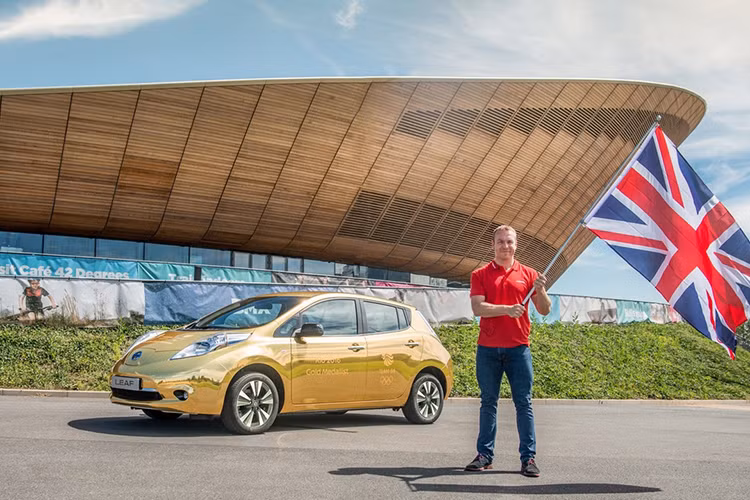 Các trang bị tiện nghi và an toàn trên Nissan Leaf khá đầy đủ tương đương vớii những mẫu xe cao cấp. Xe được trang bị ghế da cao cấp, vô-lăng bọc da tích hợp các phím điều khiển tiện dụng, hệ thống giải trí kết nối Bluetooth, USB, camera lùi, 10 túi khí an toàn...