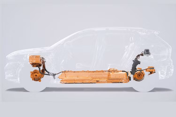 Trên mẫu xe ôtô điện Volvo XC40 mới, bộ pin được lắp dưới sàn vào bao quanh là một lồng an toàn đặc biệt. Volvo cho biết hãng đã tích hợp hệ truyền động điện vào cấu trúc thân phía sau, bố cục này sẽ đem lại sự phân phối lực va chạm tốt hơn từ khoang hành khách.