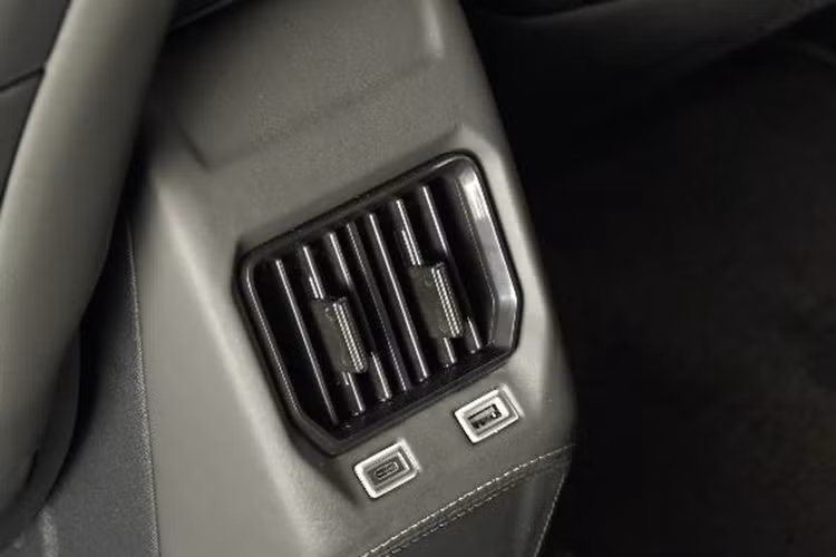 Bên cạnh đó, các tính năng an toàn tiên tiến vẫn được duy trì để hỗ trợ người lái trong quá trình vận hành như: hỗ trợ giữ làn đường; cảnh báo điểm mù; phanh an toàn chủ động; nhắc nhở người lái tập trung. Đặc biệt nhận diện biển báo giới hạn tốc độ, cho phép người lái dễ dàng thiết lập tốc độ vào hệ thống điều khiển hành trình (Cruise Control) hoặc giới hạn tốc độ (Speed Limiter).