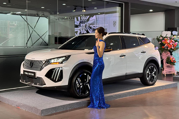 Tính năng cảnh báo áp suất lốp cũng được nâng cấp, cho phép người dùng dễ dàng theo dõi thông số lốp thông qua ứng dụng trên điện thoại thông minh. New Peugeot 2008 bổ sung thêm 2 màu mới cho khách hàng lựa chọn, gồm Xám Selenium và Trắng Okenite.