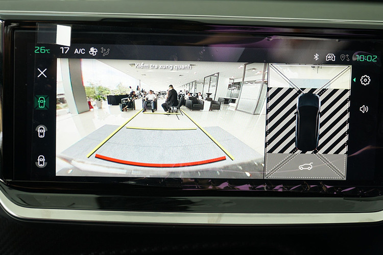 Ngoài ra, không gian nội thất được gia tăng sự tiện nghi với cửa gió hàng ghế sau, tựa tay và tựa đầu ghế giữa, cốp sau đóng/mở điện và 4 cổng USB (3 cổng type C và 1 cổng type A cho khách hàng lựa chọn.