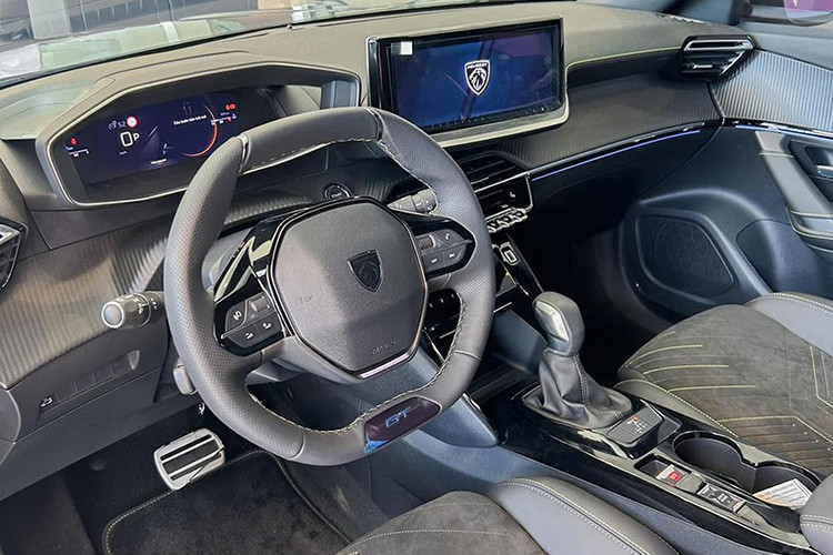 Bên trong khoang lái, nâng cấp đáng chú ý nhất nằm ở màn hình trung tâm 10 inch, không chỉ được gia tăng kích thước mà còn thay đổi giao diện trực quan. Peugoet được tích hợp kết nối thông minh Apple CarPlay và Android Auto không dây.