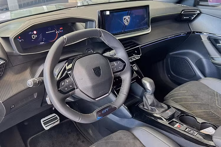 Bên trong khoang lái, nâng cấp đáng chú ý nhất nằm ở màn hình trung tâm 10 inch, không chỉ được gia tăng kích thước mà còn thay đổi giao diện trực quan. Peugoet được tích hợp kết nối thông minh Apple CarPlay và Android Auto không dây.