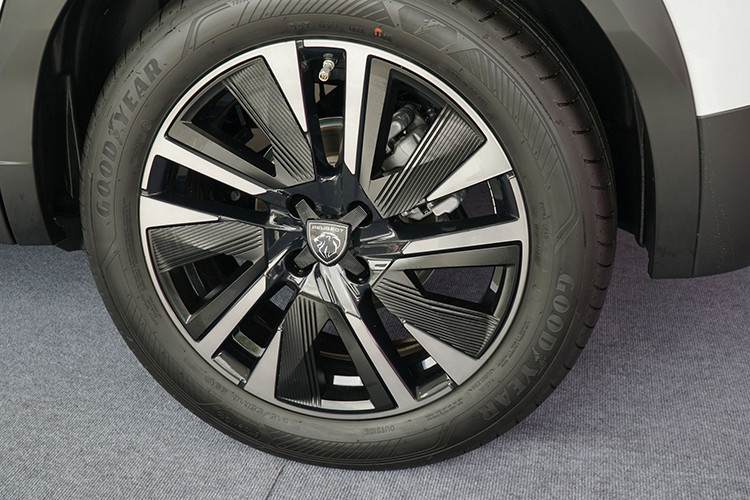 Lưới tản nhiệt 3D mới, logo sư tử thế hệ mới cùng cụm đèn LED ban ngày phong cách "ba nanh vuốt" giúp phần đầu xe thêm phần sắc sảo. Hệ thống đèn hậu LED được thiết kế lại, kết hợp với bộ mâm mới có tạo hình bắt mắt hơn.