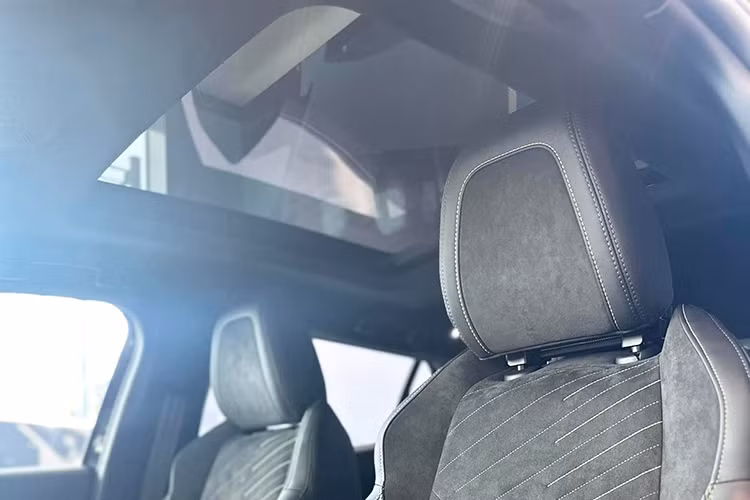 Về khả năng vận hành, New Peugeot 2008 được trang bị động cơ 1.2L Turbo Puretech thế hệ mới, cho công suất 133 mã lực. Về tính năng an toàn, New Peugeot 2008 đã được bổ sung tính năng giả lập hình ảnh 360 độ, hỗ trợ quan sát toàn cảnh nhờ hệ thống camera trước và sau xe có độ phân giải cao.