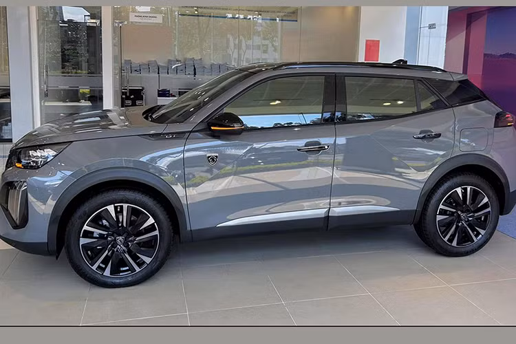 Mức giá xe Peugeot 2008 2025 niêm yết chính hãng lần lượt là 829 triệu đồng và 899 triệu đồng, cao hơn đáng kể so với phiên bản tiền nhiệm. So với bản cũ, 2008 2025 có mức giá tăng đáng kể. Trước đây, phiên bản tiêu chuẩn của mẫu xe này có giá khởi điểm từ 789 triệu đồng.