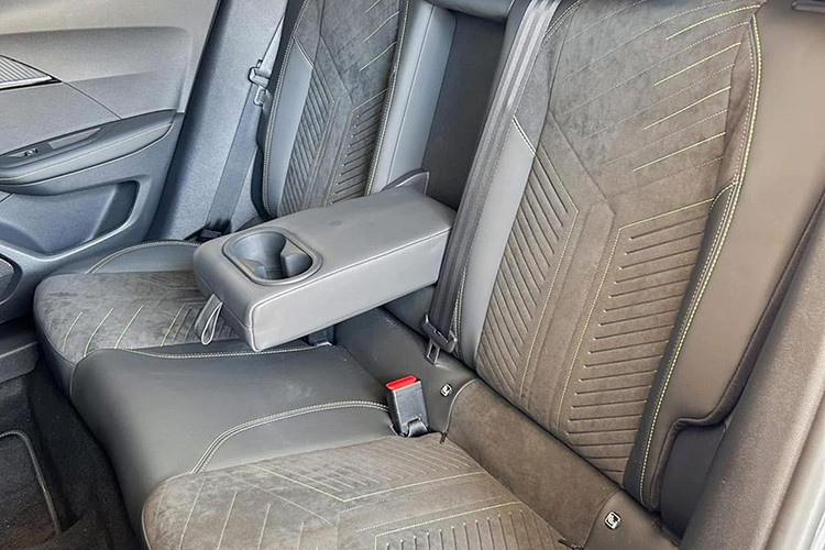 Phiên bản cao cấp nhất GT của New Peugeot 2008 còn trang bị thêm cửa sổ trời toàn cảnh, nội thất ghế da phối Alcantara, tích hợp tính năng massage ghế lái và sưởi cho cả ghế lái lẫn ghế phụ; hệ thống đèn viền nội thất tùy chỉnh 8 màu; sạc không dây công suất 15W.