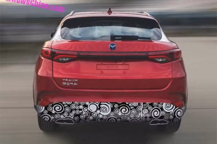 Qua những hình ảnh lan truyền trên mạng xã hội cho thấy, mẫu Zotye Traum dường như được bê nguyên thiết kế từ mẫu Mazda CX-4. Điểm khác nhau nằm ở lưới tản nhiệt hay một số chi tiết nhỏ như cụm đèn pha, viền chrome chạy xung quanh tấm ốp nhựa bên sườn xe.