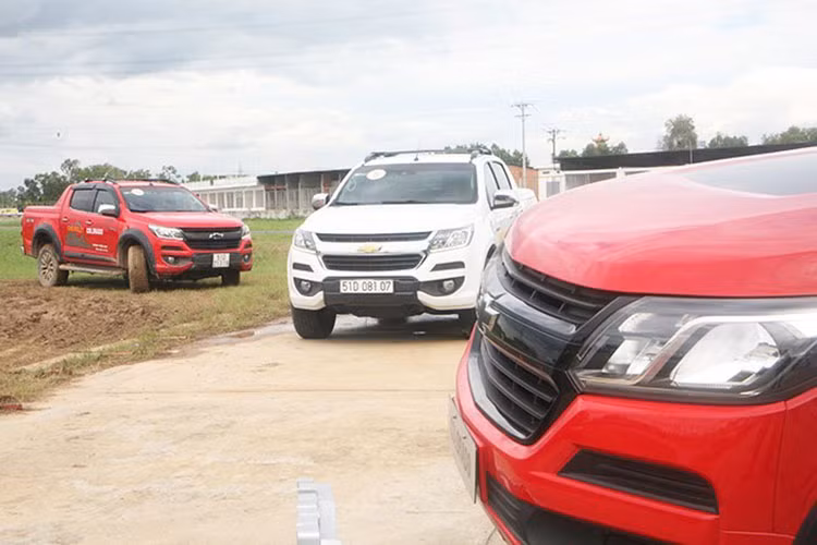 Bán tải Chevrolet Colorado giảm 30 triệu đồng cho hai phiên bản LTZ và LTZ High Country. Các bản số sàn thấp nhất chỉ được giảm 10 triệu đồng cụ thể giá mẫu xe này; Colorado LTZ AT giá còn 789 triệu đồng, LTZ MT còn 779 triệu đồng, LT 2 cầu giá 639 triệu đồng và Colorado LT 1 cầu giá công bố 614 triệu đồng. Bản High Country còn 809 triệu đồng.