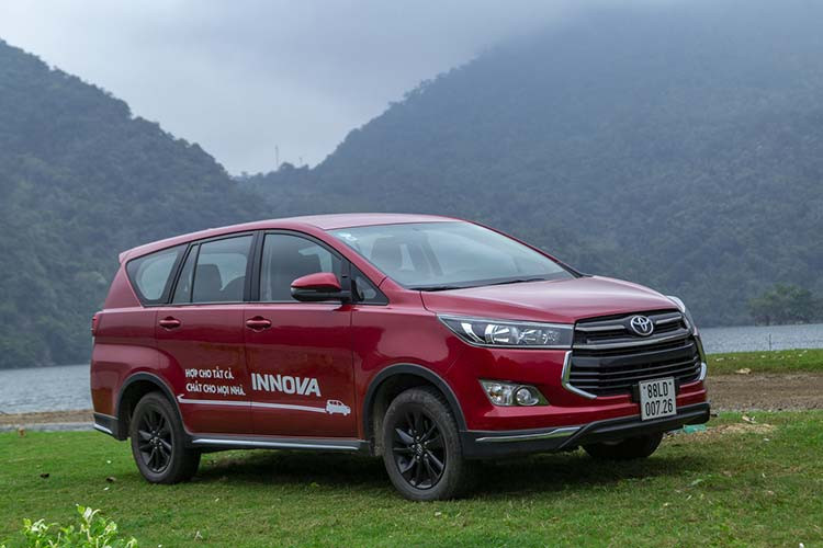Kể từ khi xuất hiện đối thủ đồng hương Xpander, Toyota Innova ngày càng trở nên thất thế, không còn được khách hàng "sủng ái" như trước. Dù vẫn là mẫu xe ăn khách trong phân khúc MPV nhưng nhiều tháng Innova còn bị "đá" ra khỏi top xe bán chạy của tháng. Trong tháng 12/2019, nhờ việc Toyota Việt Nam và các đại lý đã liên tục tung chiêu ưu đãi hấp dẫn nên MPV Innova đã quay trở lại danh sách những mẫu xe bán chạy nhất tháng với doanh số 1.413 xe, cộng cả năm đạt 12.164 xe.