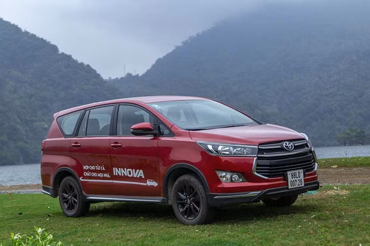 Kể từ khi xuất hiện đối thủ đồng hương Xpander, Toyota Innova ngày càng trở nên thất thế, không còn được khách hàng "sủng ái" như trước. Dù vẫn là mẫu xe ăn khách trong phân khúc MPV nhưng nhiều tháng Innova còn bị "đá" ra khỏi top xe bán chạy của tháng. Trong tháng 12/2019, nhờ việc Toyota Việt Nam và các đại lý đã liên tục tung chiêu ưu đãi hấp dẫn nên MPV Innova đã quay trở lại danh sách những mẫu xe bán chạy nhất tháng với doanh số 1.413 xe, cộng cả năm đạt 12.164 xe.
