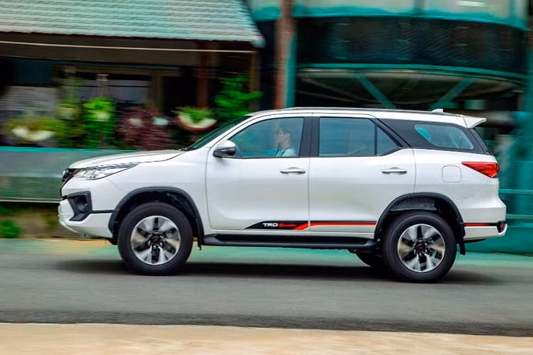 Trong tháng 11/2019 vừa qua, Toyota Fortuner đứng ở vị trí số 8 trong bảng xếp hạng xe bán chạy nhất toàn thị trường ô tô Việt. Sang đến tháng cuối cùng của năm 2019, Fortuner đã vươn lên vị trí thứ 5 (tăng 3 bậc) với 1.541 xe về với chủ mới, cộng tổng 12 tháng trong năm vừa qua có 12.663 xe bán ra.