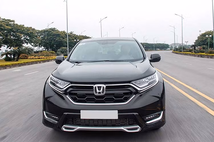 Honda Việt Nam đã bán ra thị trường 1.074 xe CR-V trong tháng 12/2019 vừa qua, nâng tổng doanh số cả năm của mẫu crossover này lên đến 13.337 xe. Đây chính là đối thủ nặng ký của những cái tên như Mazda CX-5, Hyundai Tucson, Nissan X-Trail,... Hiện nay giá xe Honda CR-V đang ở mức 983 - 1.093 triệu đồng cho 3 phiên bản được phân phối.