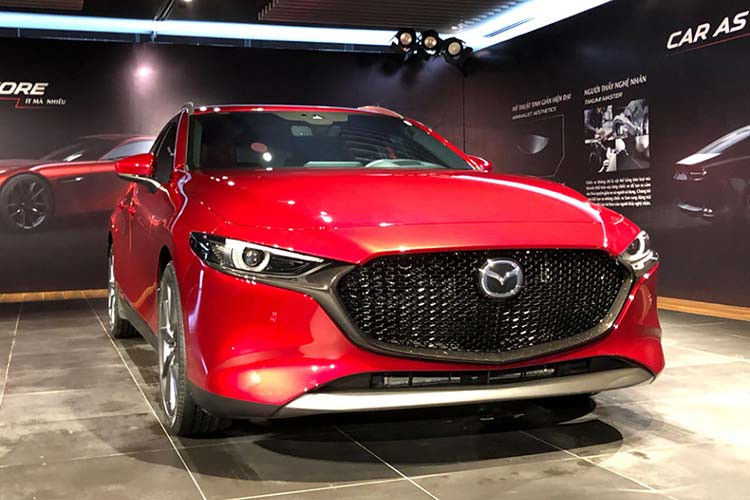 Chỉ sau một tháng, Mazda3 đã bị tụt 3 hạng từ vị trí số 6 xuống số 9 trong top xe bán chạy nhất tháng 12/2019 với 1.308 xe rời đại lý. Cộng dồn từ tháng 1 đến hết tháng 12/2019 có tất cả 13.761 xe Mazda3 trao đến tay người tiêu dùng. Mới đây, Thaco đã chính thức cho ra mắt thế hệ mới của mẫu xe Mazda3 với mức giá 719 - 939 triệu đồng.