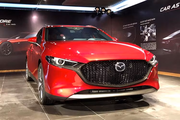 Chỉ sau một tháng, Mazda3 đã bị tụt 3 hạng từ vị trí số 6 xuống số 9 trong top xe bán chạy nhất tháng 12/2019 với 1.308 xe rời đại lý. Cộng dồn từ tháng 1 đến hết tháng 12/2019 có tất cả 13.761 xe Mazda3 trao đến tay người tiêu dùng. Mới đây, Thaco đã chính thức cho ra mắt thế hệ mới của mẫu xe Mazda3 với mức giá 719 - 939 triệu đồng.