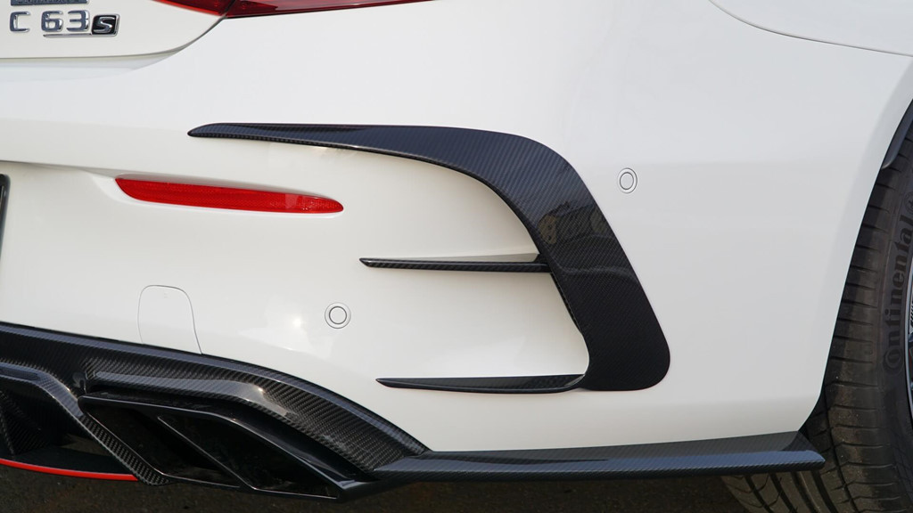 Bằng cách cải tiến hệ thống treo và thêm vào bộ lò xo mới, trọng tâm của xe được hạ thấp 30 mm so với bản tiêu chuẩn, giúp cải thiện khả năng bám đường, đồng thời gia tăng kích thước khoang cabin.