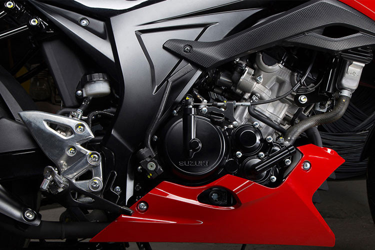 Suzuki GSX-S150 Yoshimura vẫn được trang bị động cơ DOHC, xi lanh đơn làm mát bằng dung dịch, dung tích 147,3cc kết hợp với hộp số 6 cấp cho công suất tối đa 18,9 mã lực tại 10.500 vòng/phút và mô-men xoắn cực đại 14 Nm tại 9.000 vòng/phút. Bên cạnh đó, hệ thống âm thanh ống xả Yoshimura uy lực cho khả năng vận hành được tối ưu.