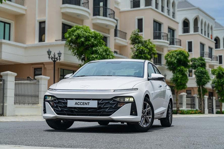 Hyundai Accent bat ngo 