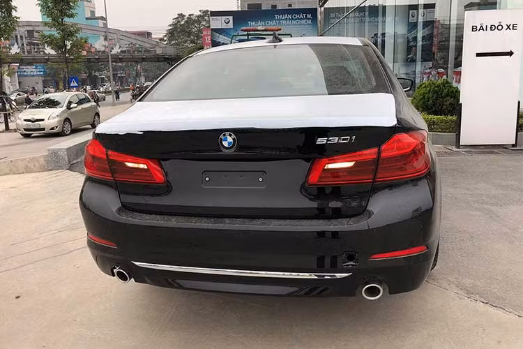 BMW 5-Series phiên bản 2017 sở hữu các kích thước dài 4.936 mm, rộng 1.868 mm, cao 1.479 mm chiều dài trục cơ sở 2.975 mm. So với phiên bản tiền nhiệm, xe dài hơn 37 mm, rộng hơn 8 mm và cao hơn 17 mm. Hệ số cản gió của xe ở mức 0,22d, hàng đầu trong phân khúc.