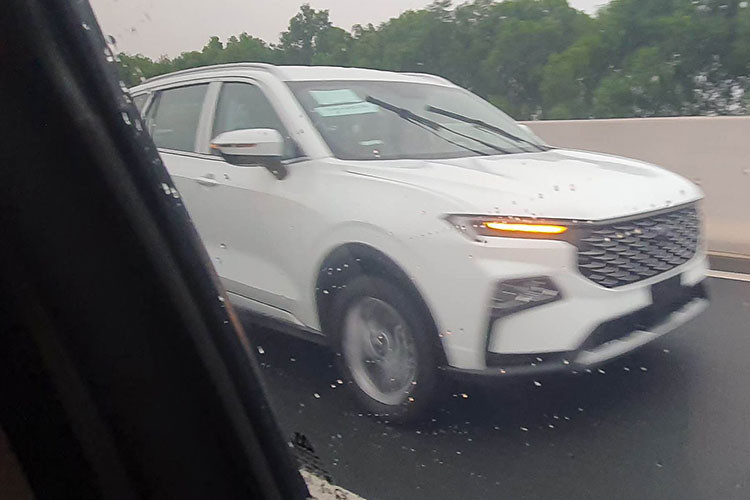 Động cơ kết hợp với hộp số tự động ly hợp kép ướt 7 cấp, cho phép xe có thể đạt tốc độ tối đa 180 km/h. Ford Territory 2022 sẽ được lắp ráp tại Việt Nam thay vì nhập khẩu nguyên chiếc từ Trung Quốc và sẽ đến tay khách hàng trong quý III năm nay. Do đó, thời điểm ra mắt của mẫu xe này tại Việt Nam có lẽ không còn xa.