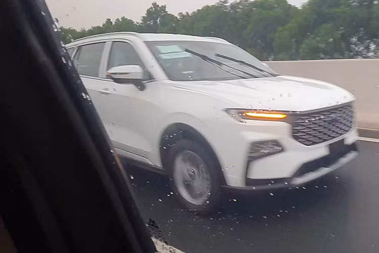 Động cơ kết hợp với hộp số tự động ly hợp kép ướt 7 cấp, cho phép xe có thể đạt tốc độ tối đa 180 km/h. Ford Territory 2022 sẽ được lắp ráp tại Việt Nam thay vì nhập khẩu nguyên chiếc từ Trung Quốc và sẽ đến tay khách hàng trong quý III năm nay. Do đó, thời điểm ra mắt của mẫu xe này tại Việt Nam có lẽ không còn xa.