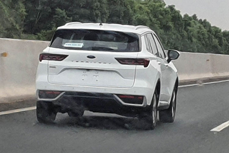 Do liên doanh JMC-Ford tại Trung Quốc phát triển, Territory 2022 sở hữu chiều dài 4.630 mm, chiều rộng 1.935 mm, chiều cao 1.706 mm và chiều dài cơ sở 2.726 mm. Như vậy, xe có chiều dài cơ sở nhỉnh hơn Honda CR-V và Mazda CX-5 nhưng ngắn hơn Hyundai Tucson. Bên ngoài, mẫu SUV hạng C sắp ra mắt Việt Nam gây ấn tượng với ngoại hình cứng cáp và hiện đại nhờ ngôn ngữ thiết kế mới của hãng Ford.