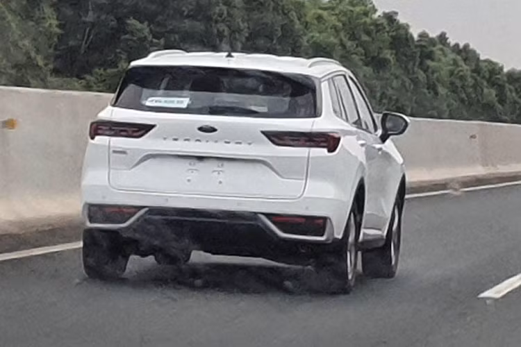 Do liên doanh JMC-Ford tại Trung Quốc phát triển, Territory 2022 sở hữu chiều dài 4.630 mm, chiều rộng 1.935 mm, chiều cao 1.706 mm và chiều dài cơ sở 2.726 mm. Như vậy, xe có chiều dài cơ sở nhỉnh hơn Honda CR-V và Mazda CX-5 nhưng ngắn hơn Hyundai Tucson. Bên ngoài, mẫu SUV hạng C sắp ra mắt Việt Nam gây ấn tượng với ngoại hình cứng cáp và hiện đại nhờ ngôn ngữ thiết kế mới của hãng Ford.