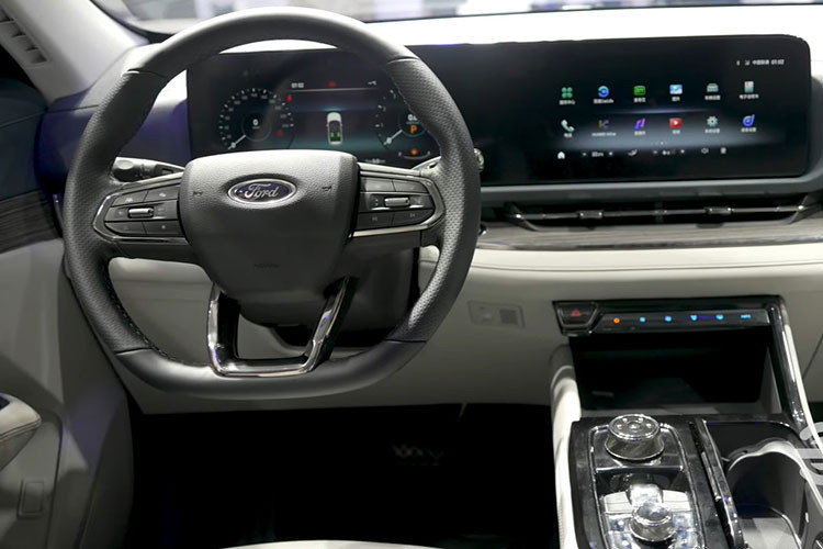 Xe cũng sở hữu vô lăng vát đáy thể thao, núm xoay chuyển số, sạc điện thoại thông minh không dây, tính năng ra lệnh bằng giọng nói, cập nhật phần mềm qua WiFi, hệ thống định vị thực tế ảo, kết nối với điện thoại thông minh và cửa sổ trời toàn cảnh Panorama.