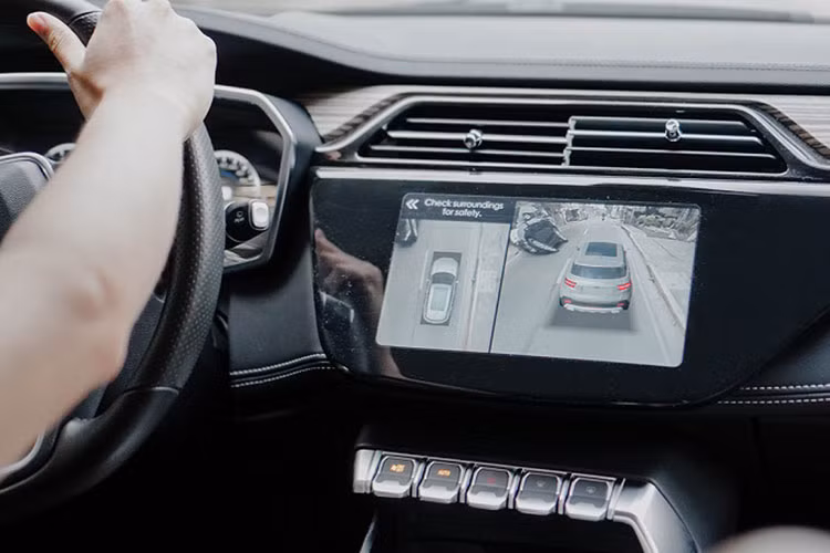 Bên trong Ford Territory 2022 là không gian nội thất 5 chỗ ngồi. Nếu giống Ford Equator Sport ở Trung Quốc thì mẫu xe này sẽ có khá nhiều trang bị như bảng đồng hồ kỹ thuật số với màn hình LCD 12,3 inch, màn hình thông tin giải trí 12,3 inch...