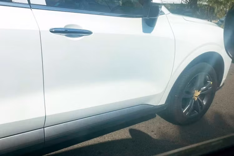 Xe được trang bị lưới tản nhiệt trước cỡ lớn, hệ thống đèn 2 tầng trên đầu xe và hốc gió trung tâm hình thang khá rộng với ốp màu bạc bên dưới. Tiếp đến là bộ vành hợp kim 20 inch với thiết kế 5 chấu và nẹp trên cửa mạ crôm. Trong khi đó, phía sau xe xuất hiện cụm đèn hậu có thiết kế 3D, bộ khuếch tán gió màu đen và 2 hốc gió giả cỡ lớn, được bao quanh bằng viền mạ crôm trên cản sau.