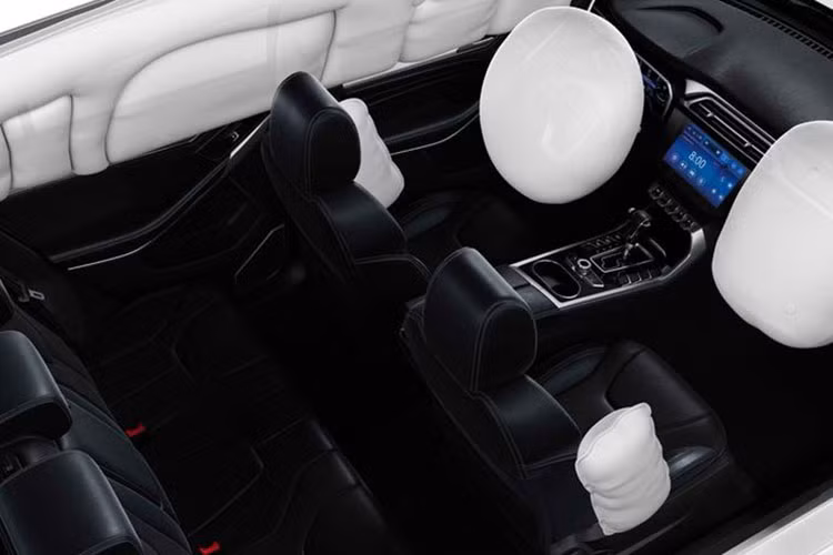 Chưa hết, ở thị trường Trung Quốc, xe còn có gói công nghệ an toàn chủ động Ford Co-Pilot360, bao gồm những tính năng như hệ thống kiểm soát hành trình thích ứng ACC, phanh khẩn cấp tự động AEB, hỗ trợ giữ làn đường LKA, hỗ trợ lái xe khi tắc đường, cảnh báo va chạm phía trước, cảnh báo chệch làn đường, cảnh báo điểm mù và cảnh báo phương tiện cắt ngang khi lùi.