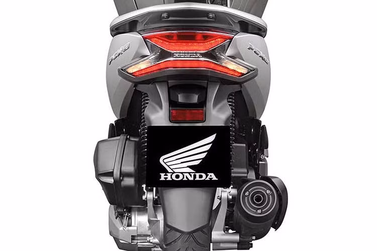 Lốp xe được nâng kích thước lớn hơn, thông số 100/80 bánh trước và 120/70 bánh sau, đi kèm bộ vành 14 inch 8 chấu đơn loại mới. Hệ thống treo sau là lo xo 3 cấp độ xoắn, thay cho loại 2 cấp độ trước đây. 