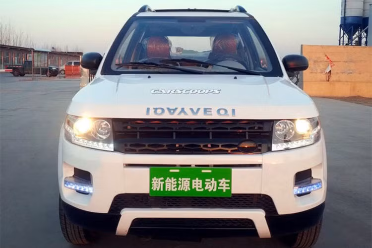 Khoang nội thất của xe cung cấp sức chứa tối đa cho 4 người. Thiết kế cabin khá thô sơ và kém sang khi sử dụng chất liệu chính là nhựa. Dù vậy, xe vẫn được trang bị màn hình cảm ứng hiển thị các chế độ nhiên liệu pin, hệ thống giải trí kế nối smart phone và camera lùi khá hiện đại. 