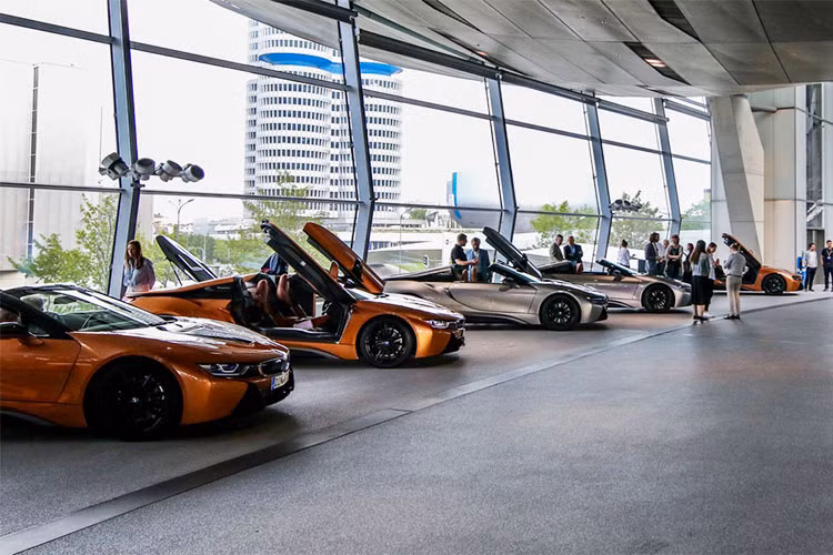 BMW i8 mui trần mới được trang bị loại pin lithium-ion mới nên giúp công suất tối đa của xe đạt 143 mã lực, tăng 12 mã lực so với bản Coupe. Tổng công suất trên BMW i8 là 374 mã lực. Hệ dẫn động plug-in hybrid giúp cho BMW i8 mui trần chỉ mất khoảng 4,4 giây có thể tăng tốc lên 96 km/h từ vị trí xuất phát, chậm hơn 02, giây so với phiên bản coupe. Vận tốc tối đa trên BMW i8 mui trần vẫn được giới hạn 250 km/h.