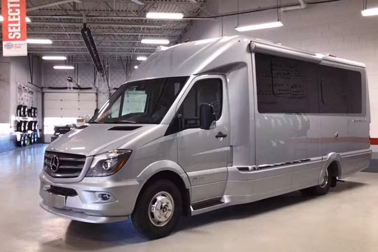 Tại thị trường nước ngoài mẫu xe Mercedes-Benz hàng khủng này có giá bán khởi điểm khoảng 152.000 đô la, nếu khách hàng có yêu cầu thêm, hãng AirStream vẫn đáp ứng và chi phí tất nhiên sẽ cao hơn. Được biết, sau khi hoàn tất thủ tục tại Việt Nam chủ nhân chiếc xe sẽ phải bỏ ra số tiền lên tới 15 tỷ đồng để chiếc xe có thể lăn bánh. Số tiền này có thể mua được một chiếc Mercedes-Maybach S650.