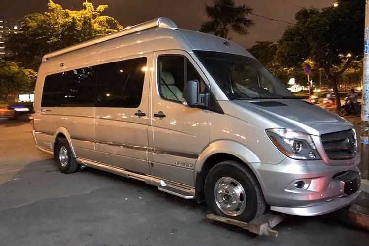 Mercedes-Benz AirStream Interstate Lounge hiện được cho chỉ có 3 chiếc xuất hiện tại Việt Nam, mẫu xe này gần như trang bị nội thất như một ngôi "nhà di động" đẳng cấp và cực kỳ sang trọng. Tương tự như Mercedes-Benz Regenade Villagio, Mercedes-Benz AirStream Interstate Lounge cũng được phát triển dựa trên chiếc Mercedes-Benz Sprinter nhưng thuộc phiên bản 3500 Extended.