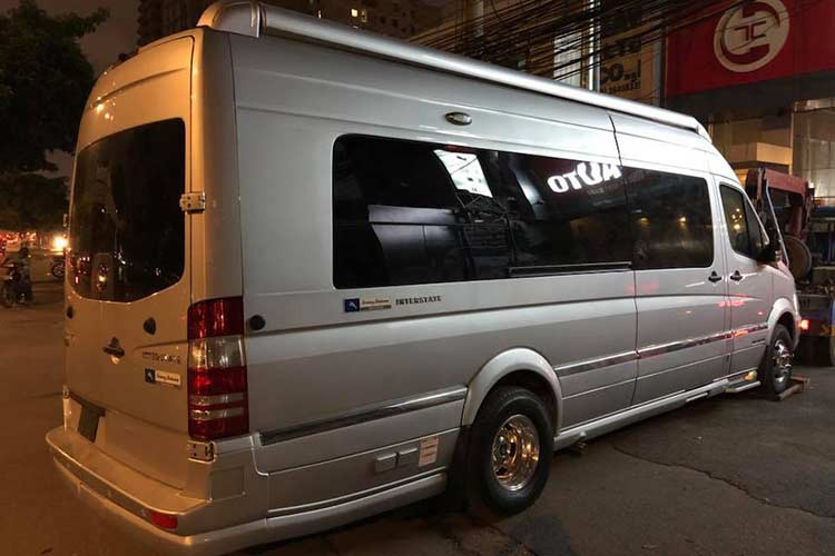 Xe sử dụng gầm của mẫu Mercedes-Benz Spinter. Trên thực tế, Midwest Automotive Design sẽ không thay đổi hoàn toàn thiết kế. Thay vào đó, hãng sẽ tập trung cho mẫu xe này nâng cấp từ phía bên trong nội thất cũng như một vài chi tiết nhỏ ở bên ngoài, sao cho phù hợp và tiện nghi hơn.