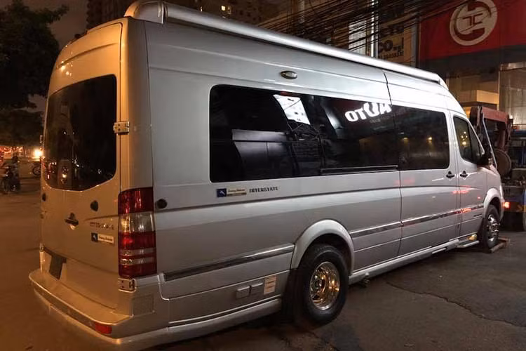 Xe sử dụng gầm của mẫu Mercedes-Benz Spinter. Trên thực tế, Midwest Automotive Design sẽ không thay đổi hoàn toàn thiết kế. Thay vào đó, hãng sẽ tập trung cho mẫu xe này nâng cấp từ phía bên trong nội thất cũng như một vài chi tiết nhỏ ở bên ngoài, sao cho phù hợp và tiện nghi hơn.