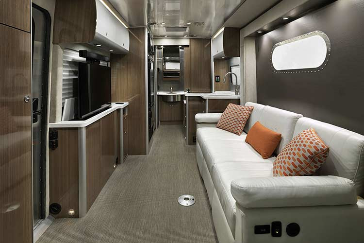 Nội thất của Mercedes-Benz AirStream Interstate Lounge có tủ đựng quần áo, bồn rửa mặt và nhà vệ sinh, điều hoà không khí... Việc di chuyển hằng ngày nên "ngôi nhà di động" này được tích hợp hệ thống năng lượng dự phòng gồm máy phát điện, pin và bộ chuyển đổi năng lượng mặt trời.