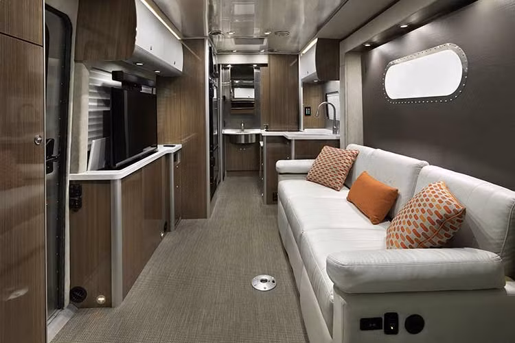 Nội thất của Mercedes-Benz AirStream Interstate Lounge có tủ đựng quần áo, bồn rửa mặt và nhà vệ sinh, điều hoà không khí... Việc di chuyển hằng ngày nên "ngôi nhà di động" này được tích hợp hệ thống năng lượng dự phòng gồm máy phát điện, pin và bộ chuyển đổi năng lượng mặt trời.