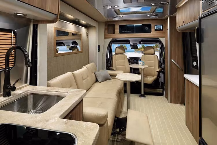 Ngoài ra, "ngôi nhà di động" Mercedes-Benz AirStream Interstate Lounge còn được trang bị hệ thống giải trí với TV màn hình LCD 22 inch và một đầu đĩa Blu-ray, phát Wi-Fi không thể thiếu trong cuộc sống ngày nay và cả giá sạc iPhone cũng như kết nối Bluetooth.