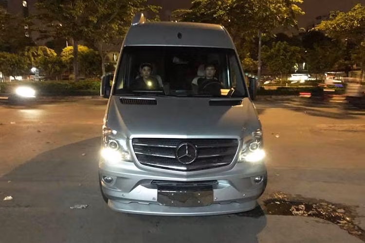 Xe có kích thước tổng thể bao gồm chiều dài 7.03 m, rộng 2.02 m và cao 2.94 m. Chiều dài cơ sở 4.31 m. Độ cao tính từ sàn đến trần xe lên tới 1.89 m. Được biết, những bản độ của chiếc Mercedes-Benz Sprinter Airstream Interstage được thực hiện tại Mỹ do Midwest Automotive Design thiết kế, theo tuỳ chọn của từng khách hàng khác nhau.