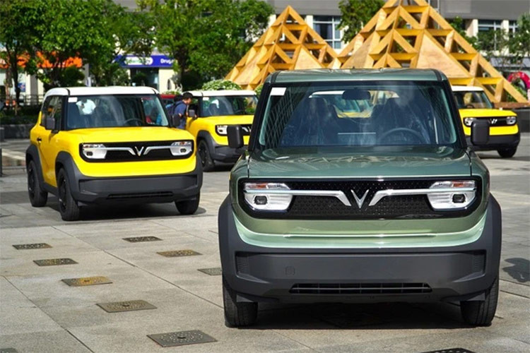 Những khách hàng tiên phong mua VinFast VF3 không kèm pin được hưởng mức giá ưu đãi 235 triệu đồng. Nếu thanh toán trả thẳng, họ còn được giảm thêm 4% tức 9,4 triệu đồng, đưa số tiền cần thanh toán xuống còn 225,6 triệu đồng. Ngoài ra, chi phí đặt cọc thuê pin là 7 triệu đồng, phí đăng ký biển số tại TP. HCM là 20 triệu đồng và các phí khác khoảng 4 triệu đồng.