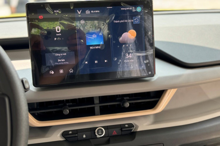 Khách hàng đặt xe VF3 hiện nay không còn được hưởng mức giảm 4% khi trả thẳng như trước. Giá bán xe đã trở về mức 240 triệu đồng (không kèm pin) và không còn được giảm thêm 5 triệu đồng như đợt đầu.