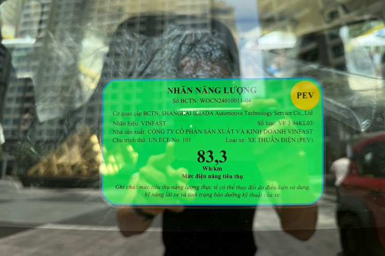 Tổng chi phí có thể lên đến 272 triệu đồng, hơn nữa còn phải chờ khá lâu mới được nhận xe. Nếu nhận xe sau ngày 01/03/2025, khách hàng có thể sẽ phải nộp thêm lệ phí trước bạ (xe điện hiện đang được miễn phí trước bạ), ước tính khoảng 18 triệu đồng.